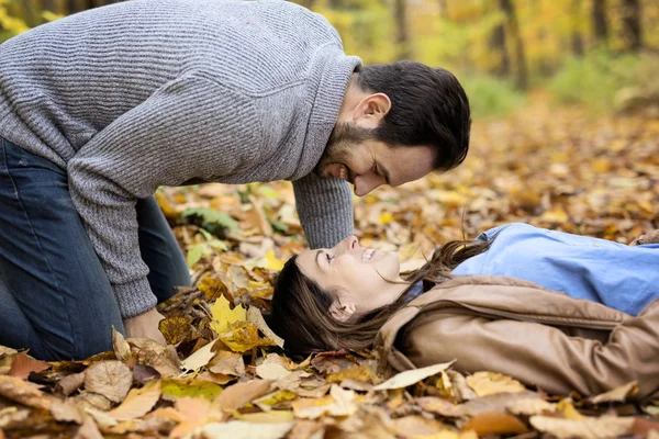 可爱的夫妇在秋天公园玩乐 — 图库照片