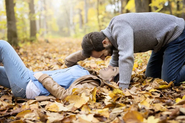 可爱的夫妇在秋天公园玩乐 — 图库照片