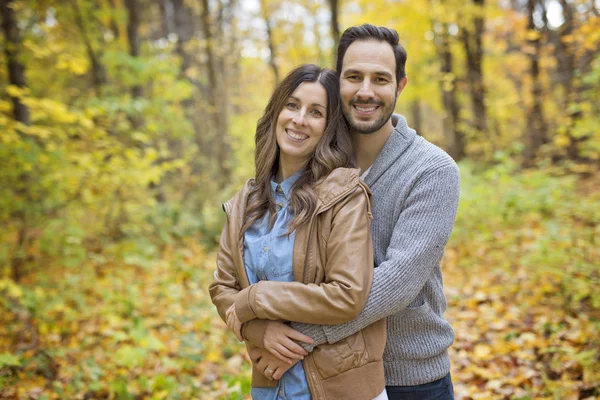 Bella coppia si diverte nel parco autunnale — Foto Stock