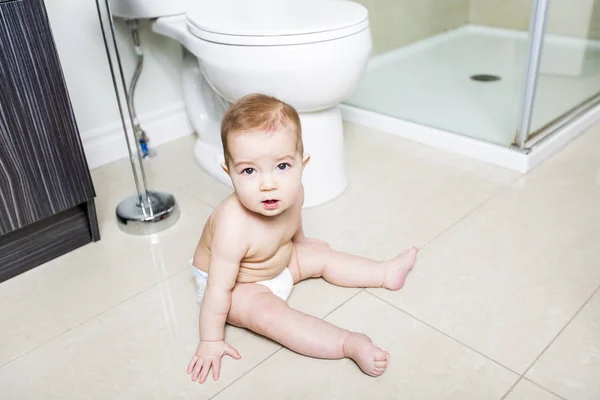 Toilettes bébé tout-petit dans la salle de bain — Photo