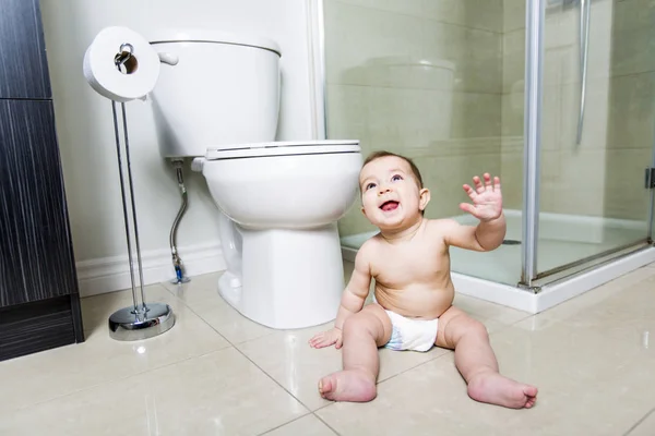 Toilettes bébé tout-petit dans la salle de bain — Photo