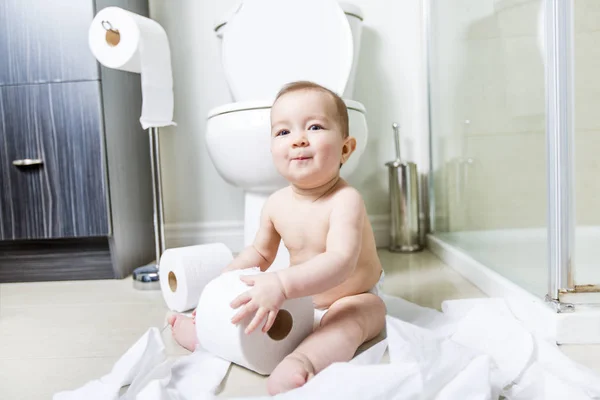 幼児リッピングアップトイレ紙でバスルーム — ストック写真