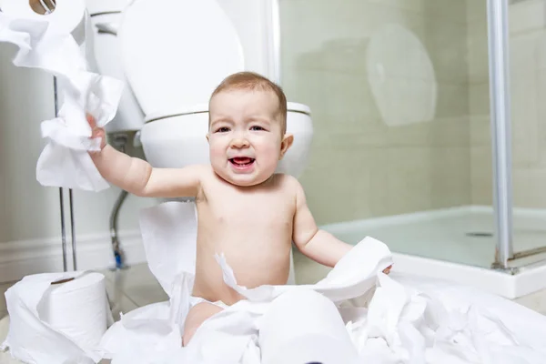 Kleinkind zerreißt Toilettenpapier im Badezimmer — Stockfoto