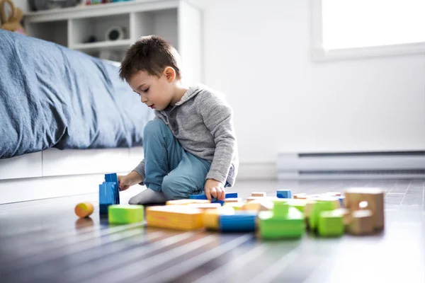 Bonito criança brincando com cor brinquedo interior — Fotografia de Stock