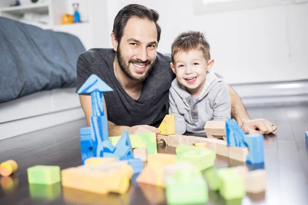 Carino bambino giocare con colore giocattolo al coperto con è papà — Foto Stock