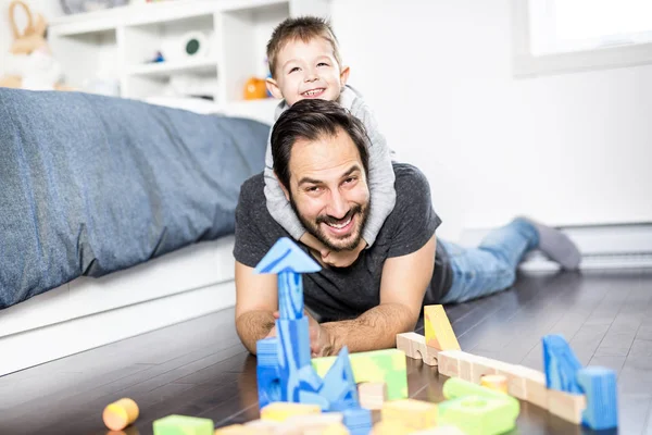 Carino bambino giocare con colore giocattolo al coperto con è papà — Foto Stock