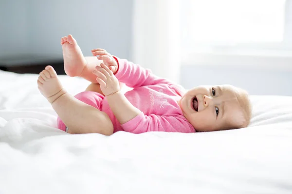 Bebé chica acostado en blanco hoja — Foto de Stock