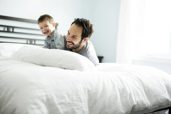 Pai e filho na cama, tempo feliz na cama — Fotografia de Stock