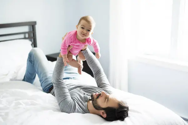 かわいい赤ちゃんの寝室で遊んで幸せな父 — ストック写真