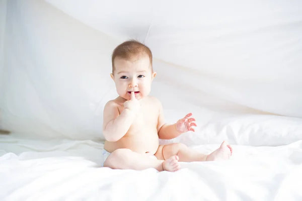 Bebê menina sentar na folha branca — Fotografia de Stock