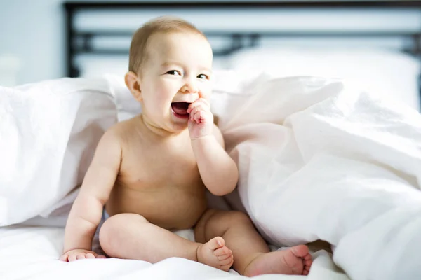 Bambino ragazza sedersi su foglio bianco — Foto Stock