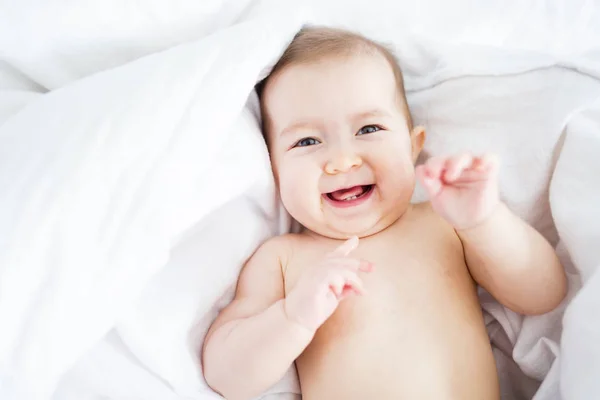 Bebé chica acostado en blanco hoja —  Fotos de Stock