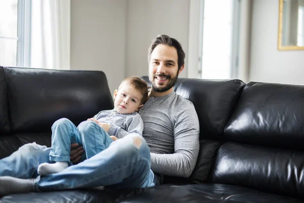 Père et enfants sur le canapé à la maison Regarder la télévision ensemble — Photo