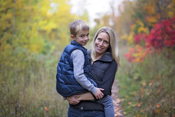Anne ile oğlu ormanında sonbahar — Stok fotoğraf