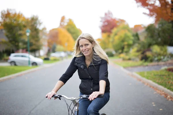 Vrouw op fiets glimlachen — Stockfoto