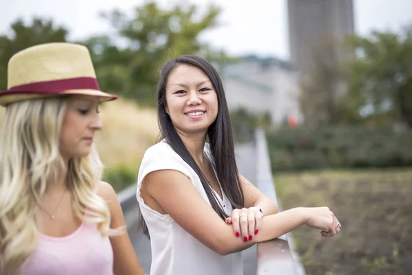 Dos hermosas mujeres jóvenes divirtiéndose en la ciudad — Foto de Stock