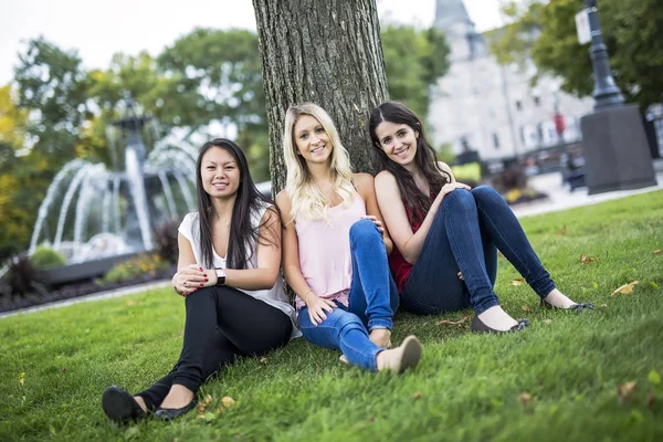 Three young good girl friend people in the city — Stock Photo, Image