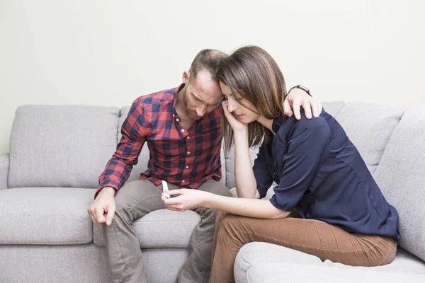 Amantes casal assustado após o resultado do teste de gravidez — Fotografia de Stock