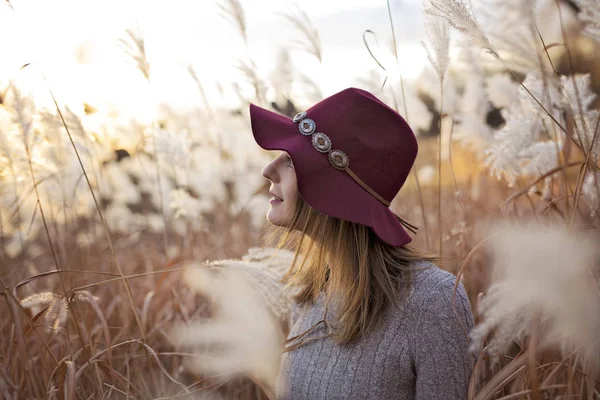 Femme dans un champ de blé au coucher du soleil — Photo