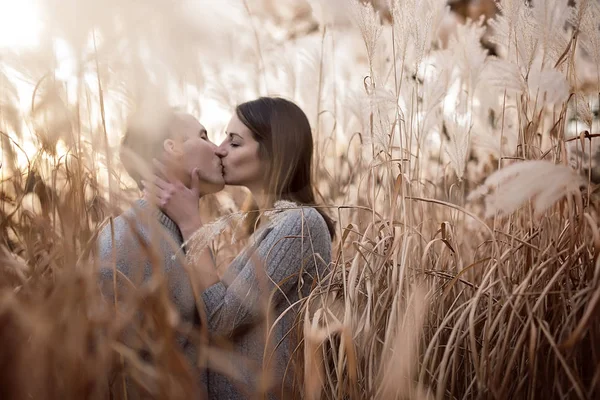 Joven moda hermosa pareja de estilo casual amoroso en el campo floral en el parque otoñal — Foto de Stock