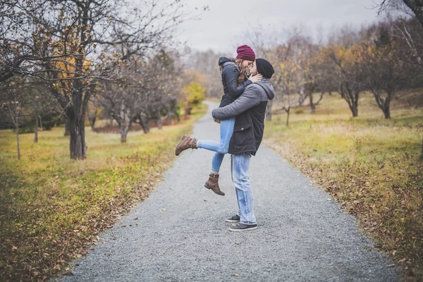 Pareja en el parque de otoño —  Fotos de Stock