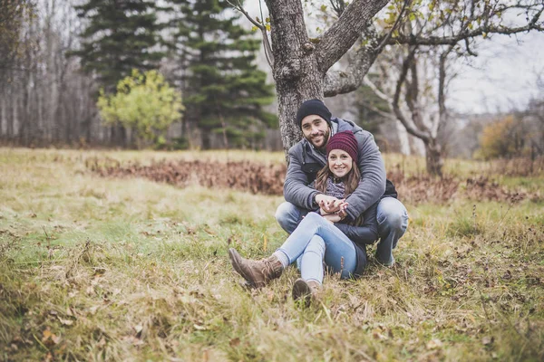 Pareja en el parque de otoño — Foto de Stock