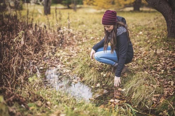 Herbst Frau in der Herbstzeit im November Monat — Stockfoto