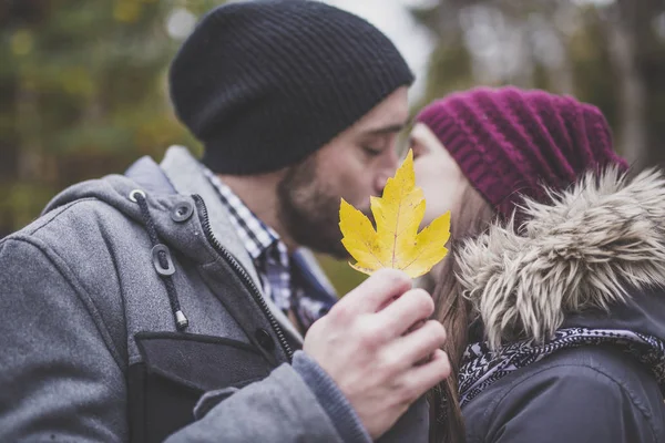 Pareja en el parque de otoño — Foto de Stock