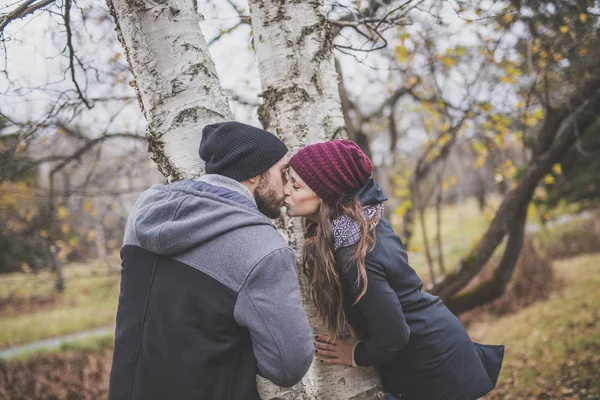 Pareja en el parque de otoño —  Fotos de Stock