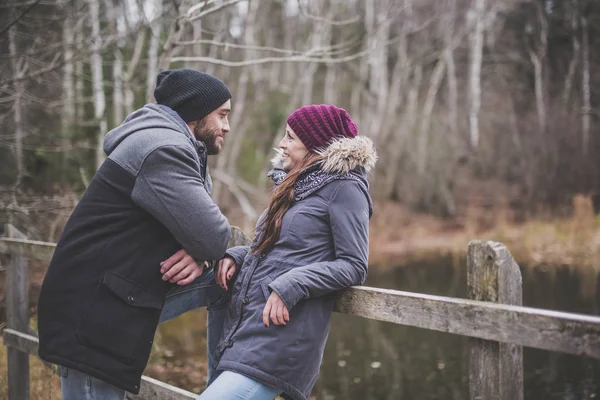 Pareja en el parque de otoño — Foto de Stock