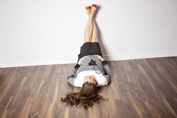 Schwangere liegt auf dem Boden — Stockfoto