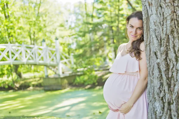 Jonge mooie zwangere vrouw met lang haar — Stockfoto
