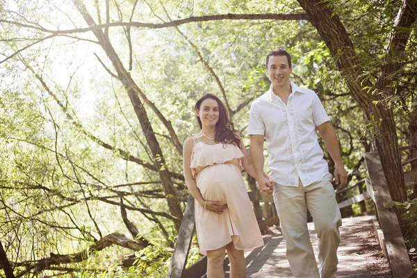 Bella incinta coppia foresta — Foto Stock