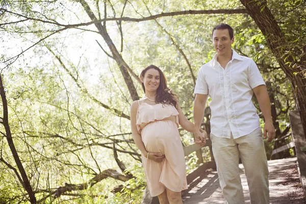 Bonito bosque de pareja embarazada —  Fotos de Stock