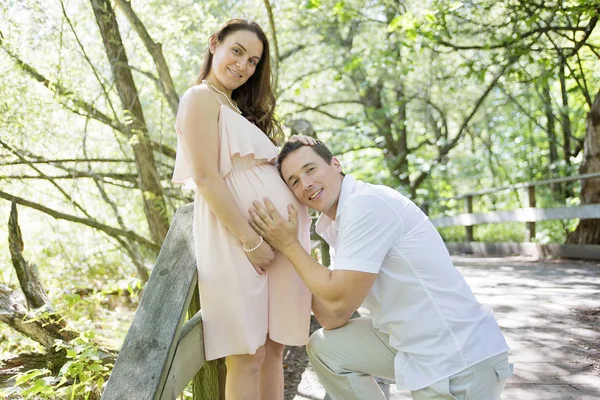 Trevligt gravida par skog — Stockfoto