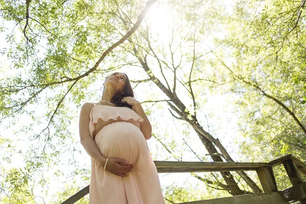 長い髪の美しい若い妊娠中の女性 — ストック写真