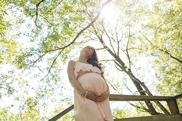 Молодая красивая беременная женщина с длинными волосами — стоковое фото