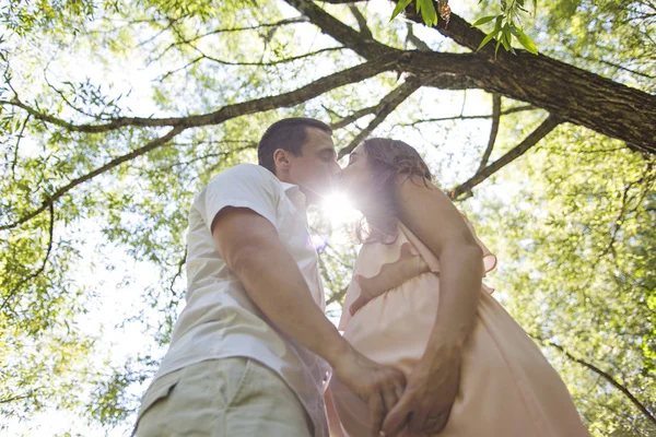 Bonito bosque de pareja embarazada —  Fotos de Stock