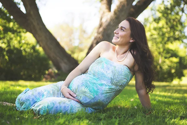 Молодая красивая беременная женщина с длинными волосами — стоковое фото