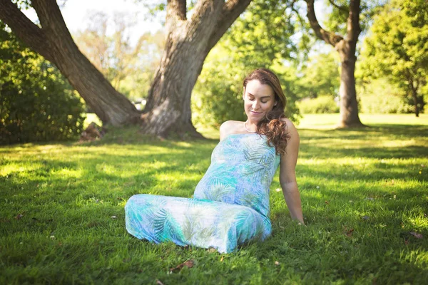 Uzun saçlı genç güzel bir hamile kadın — Stok fotoğraf