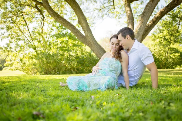 Agradável grávida casal floresta — Fotografia de Stock