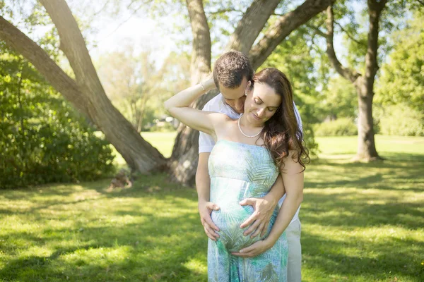 Les hezky těhotná pár — Stock fotografie