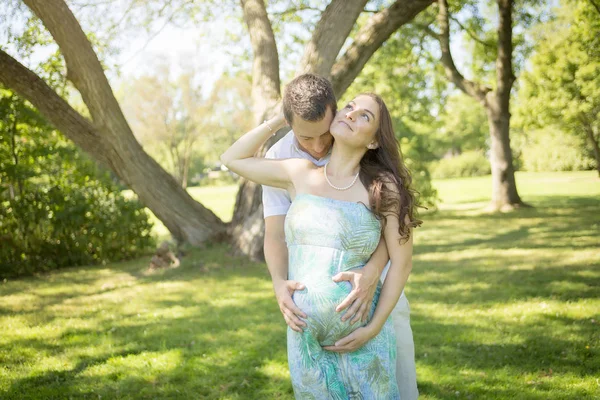 Bella incinta coppia foresta — Foto Stock