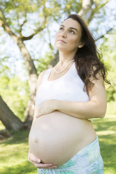 Jovem bela mulher grávida com cabelo comprido — Fotografia de Stock