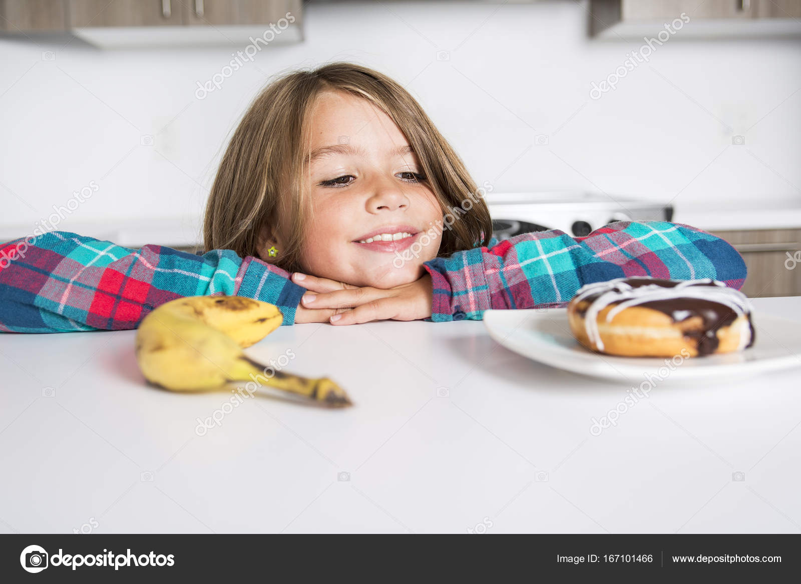 子供の健康的な野菜やおいしいお菓子の間を選択します ストック写真 C Lopolo 167101466