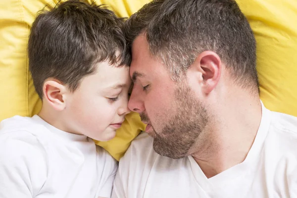 Padre e hijo en la cama, tiempo feliz — Foto de Stock