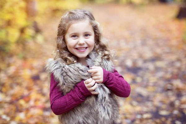 Adorable petite fille dans une forêt d'automne — Photo