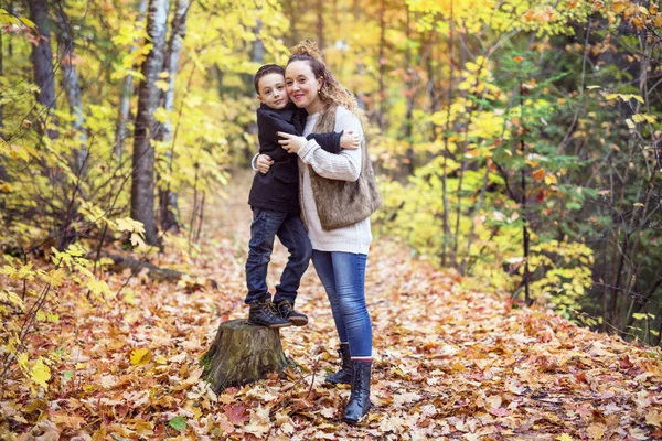 Mère avec son fils en forêt en automne — Photo