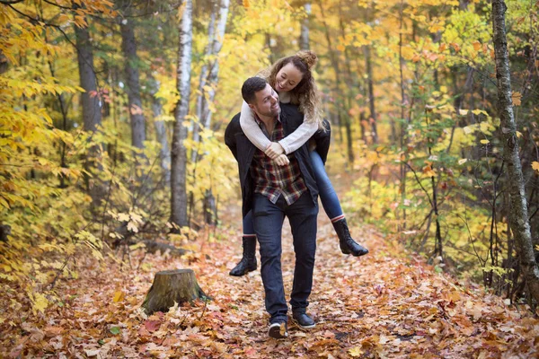 Bom casal se divertindo no parque de outono — Fotografia de Stock