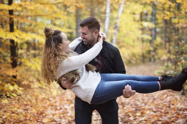 Bom casal se divertindo no parque de outono — Fotografia de Stock